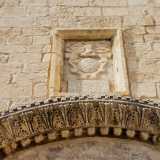 L�area soprastante l�architrave, un�epigrafe commemorativa ricorda come nel 1647 questa chiesa fosse addirittura un �tempio abbaziale�, ovvero di importanza pari a quella di un�abbazia